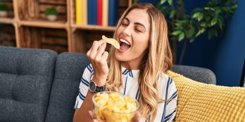 Bramborové chipsy letos slaví 170 let. Vznikly zřejmě omylem jako pomsta zákazníkovi