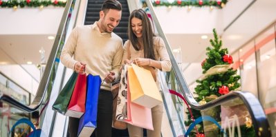 Muž se ženou nakupují dárky v nákupním centru