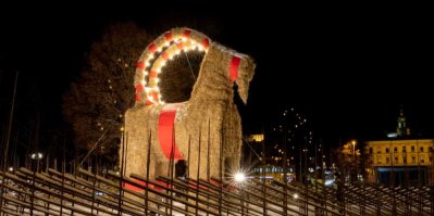 Mladá dívka oblečená v halloweenském kostýmu Mari Lwyd