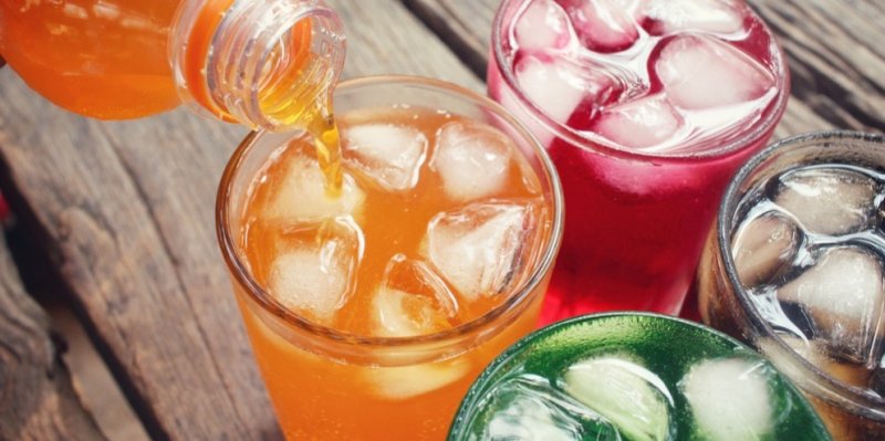 Odborníci volají po spotřební dani ze slazených nápojů. Mají za to, že pomůže snížit obezitu