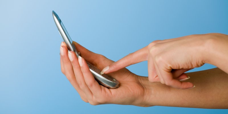 Tlačítkové telefony hlásí návrat! U zákazníků boduje véčko i nejmenší funkční telefon na světě