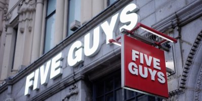 Vývěsní štít restaurace Five Guys