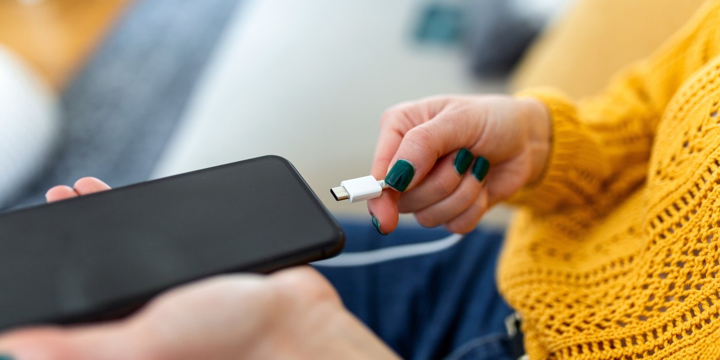 Comment nettoyer un connecteur de téléphone portable obstrué ?  4 étapes