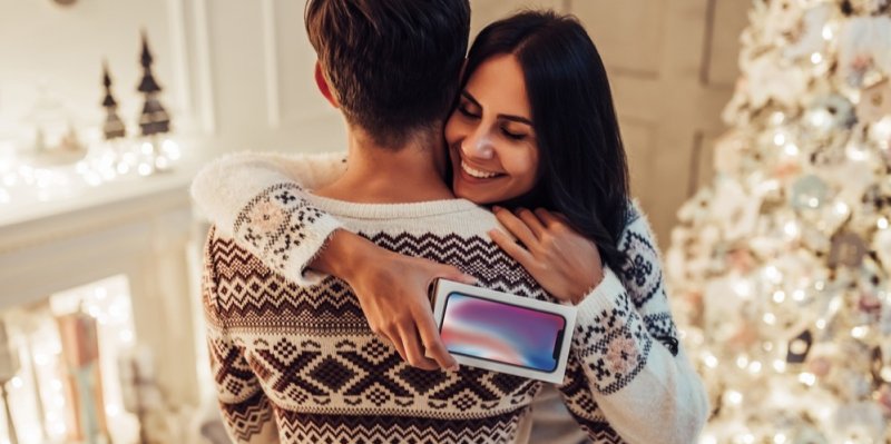 Bezdrátová sluchátka za pětistovku a iPhone za půlku. Jaké mají letos operátoři vánoční akce?