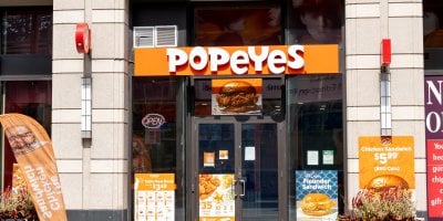 Pobočka fastfoodu Popeyes zvenku