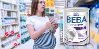 Těhotná žena si prohlíží výživu v supermarketu