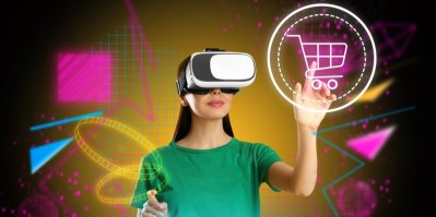 Žena využívající VR pro nakupování