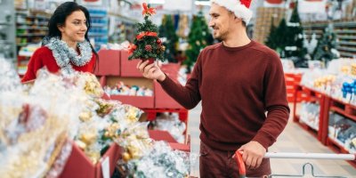 Muž se ženou v obchodě vybírají vánoční dekorace