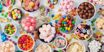 Různé druhy sladkostí v miskách