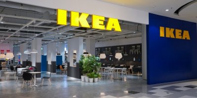 Pohled na logo a jídelnu IKEA