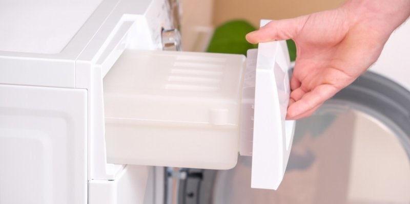 Vylít ji je věčná škoda! Voda ze sušičky ještě skvěle poslouží – třeba v autě nebo při žehlení