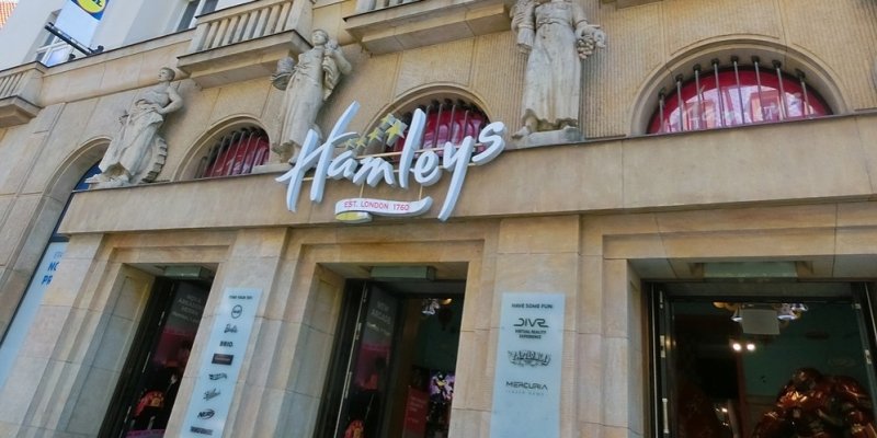 Slavné hračkářství Hamleys v Praze končí