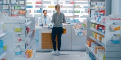 Žena nakupující léky v lékárně