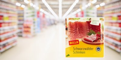 Ulička supermarketu s obrázkem schwarzwaldské šunky