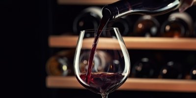 Nalévání červeného vína do sklenice