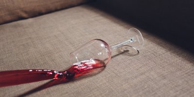 Vylité červené víno na gauči