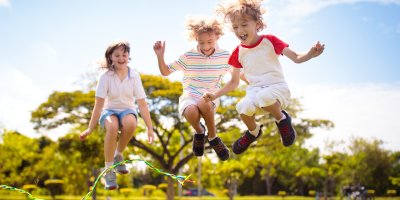Šťastné děti skákají v parku
