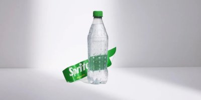 Láhev od Spritu se sloupnutou etiketou