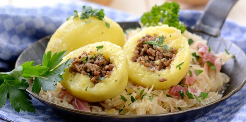 Snadný recept na chlupaté knedlíky jako od babičky. Jsou lepší z vařených nebo syrových brambor?
