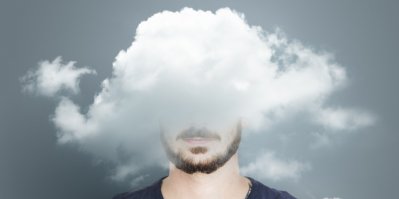 Mužská hlava mezi oblaky