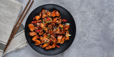 Kuřecí čína, servírovaná na černém talíři