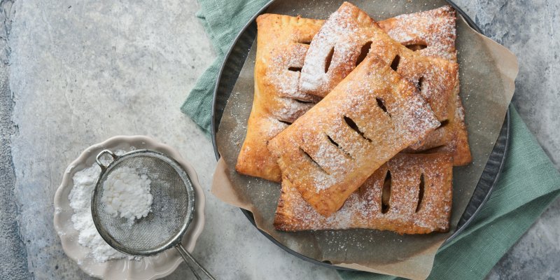 Recept na jablečné taštičky jako z Mekáče. V pečené i smažené verzi chutnají líp než z fast foodu