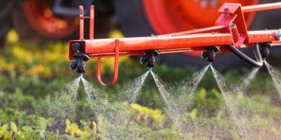Stříkání herbicidů na rostliny na poli