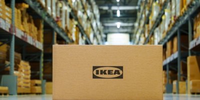 Krabice s nápisem IKEA ve skladu zboží