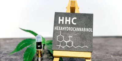 Tabule s nakreslenou molekulou HHC
