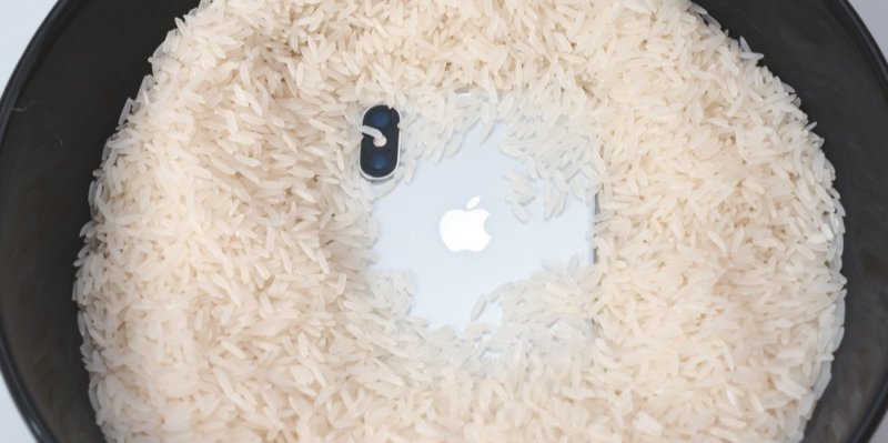 Apple varuje: Nesušte svůj iPhone v sáčku rýže, můžete ho tím nevratně poškodit