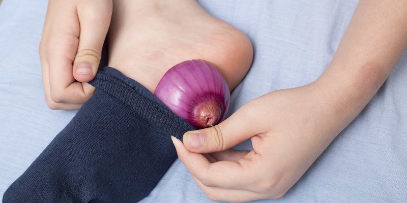 Babská rada říká dejte si cibuli do ponožky a budete jako rybička. Co na to říkají odborníci?