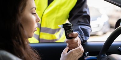 Žena dýchá do alkohol testeru