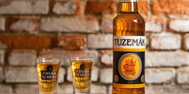 Rum s plachetnicí patří Čechům. Likérka Fruko-Schulz už není ruská, přesto čelí obvinění zákazníků
