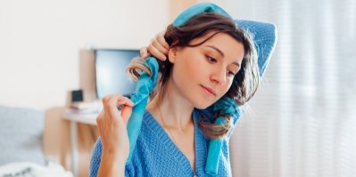 Žena si natáčí vlasy natáčkou bez tepla