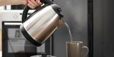 Pití horké vody nalačno pomáhá podle odborníků s nadbytečnými kily i únavou