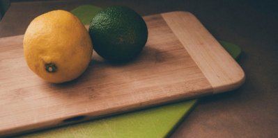 Citron a avokádo na dřevěném prkénku
