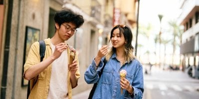 Dva Asiaté jedí zmrzlinu z kornoutku