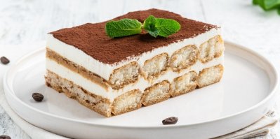 Tiramisu, servírované na bílém talíři