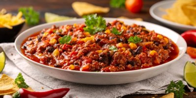 Chilli con carne, servírované v bílém talíři