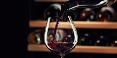 Červené víno se nalévá do sklenice
