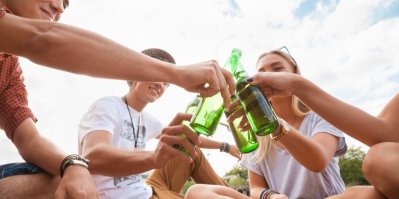 Teenageři pijí alkohol