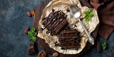 Kousky brownies na pečicím papíru