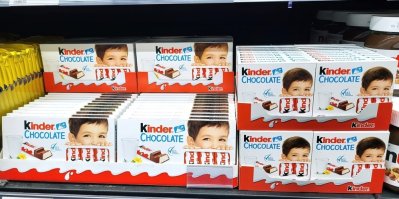 Balení Kinder čokolád v regálu v supermarketu
