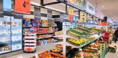 Regály s ovocem v supermarketu