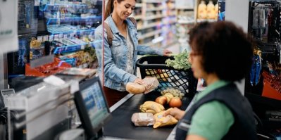 Mladá žena u pokladny supermarketu