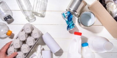 Ukázky různých druhů odpadů: Plastové i skleněné lahve, prázdné konzervy, plechovka, papír, obal od vajec a ruličky od toaleťáku