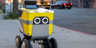 Robot v ulicích Tokia rozváží zboží zákazníkům