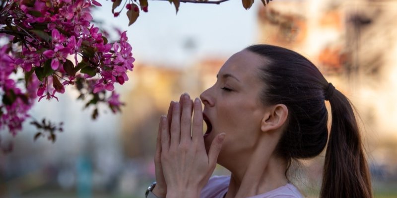 Zbavte se alergií přírodně: Vitamin C, skořice a kvercetin můžou být vaši spojenci