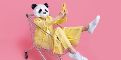Žena s pandou na hlavě se fotí v nákupním košíku