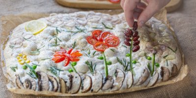 Italská focaccia, zdobená květinami ze zeleniny